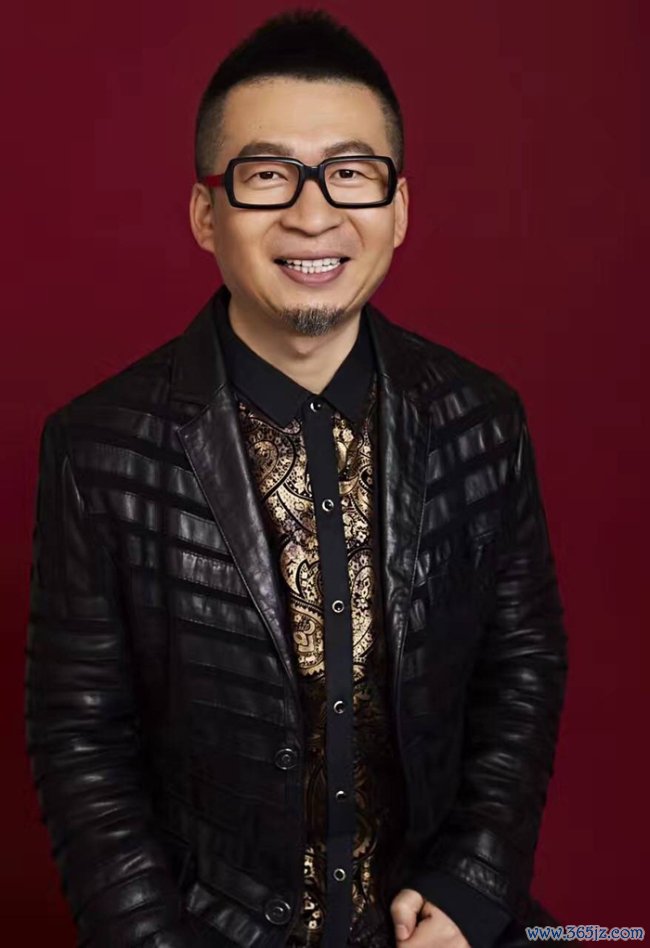 在《魅力歌先生》的选曲歌单中，一共有两首作品出自老猫之手，况兼均在节目播出后激发全网狂欢。由金润吉、张玮、王谦、纪海星四位实力唱将联手改编的《野花香》，算作第四期的“王炸”舞台，被不雅众盛赞为“天花板级唱功”与“生感性扭捏反映”，音乐一响，就忍不住的沾沾自喜，网友直呼“魅力歌神级舞台”、“新一代广场舞神曲降生”。